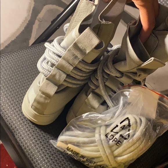 Sneakers - Picture 2 of 4